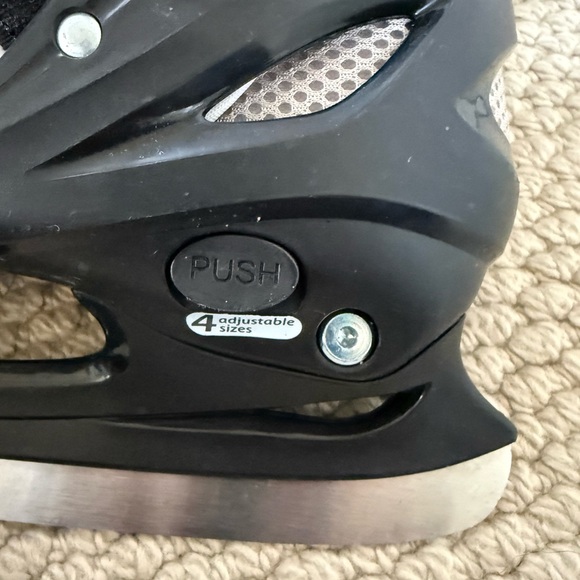 Lake Placid Summit Adjustable Ice Skates Boy’s Size 5-8
Two pairs available - Picture 3 of 4